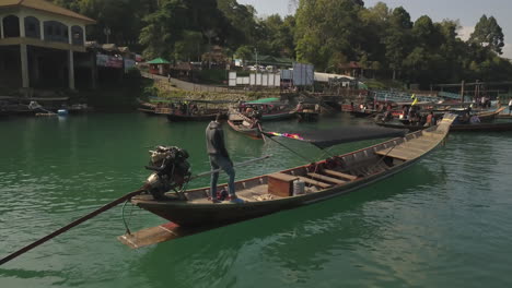 Drohnen-Luftaufnahme-Der-Tropischen-Lagune-Und-Typischer-Longtail-Boote-In-Der-Thailändischen-Landschaft