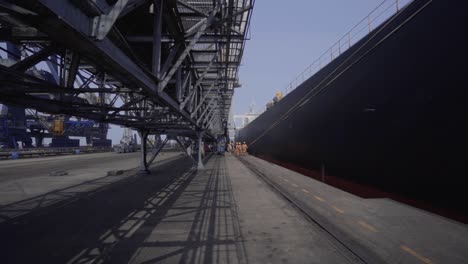 Dockers-En-El-Puerto-De-Paradip-En-India-Después-De-Amarrar-Un-Granelero