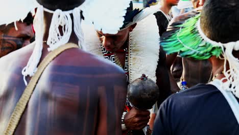 Indígenas-Vestidos-Tradicionalmente-Protestando-Por-La-Demarcación-Del-Amazonas