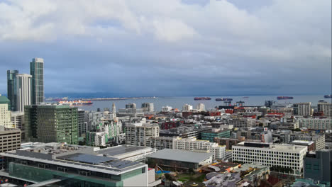 Panoramaaufnahme-Der-Skyline-Gebäude-Von-San-Francisco,-Des-South-Beach-Harbour-Bay-Fähranlegers-Und-Der-Schiffe-Im-Hintergrund,-Kalifornien,-USA