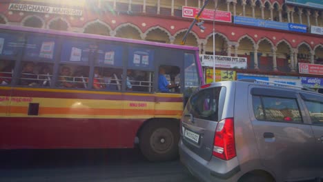 Fließender-Verkehr-In-Chennai,-Seitenansicht,-Indien