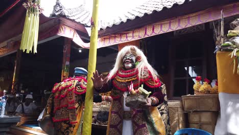 Balinesische-Maskierte-Tänzerin-Führt-Bali-Hindu-Zeremonie-Topeng-Drama-Teather,-Tempelritual,-Alte-Tradition,-Indonesien,-Südostasien-Durch