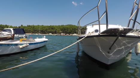 Seitwärtsbewegung-Von-Festgemachten-Booten-Und-Wasserspiegelungen-In-Stari-Grad,-Kroatien