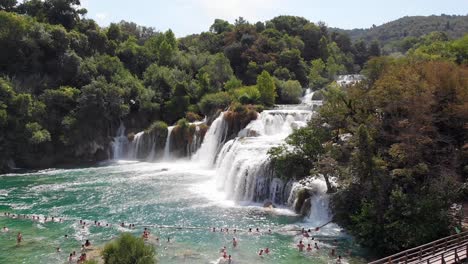Luftkran-Enthüllung-Des-Roski-Slap-Wasserfalls-Im-Krka-Nationalpark