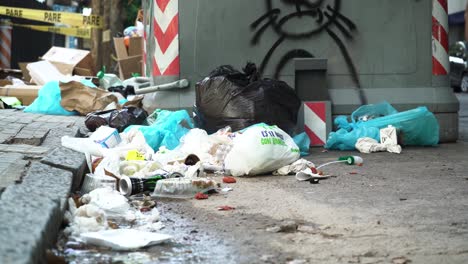 Müllhaufen-Mitten-In-Der-Stadt