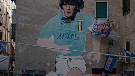 Maradona-Wandgemälde-Schmückt-Die-Straße-Von-Neapel