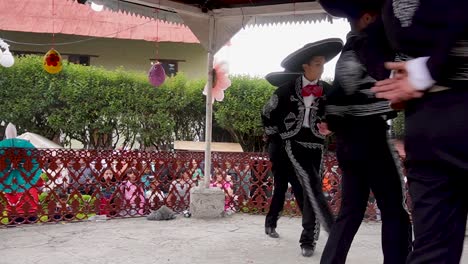 Toma-En-Cámara-Lenta-De-Un-Equipo-De-Charros-Bailando-En-Una-Plaza-Pública-En-Un-Pueblo-De-México
