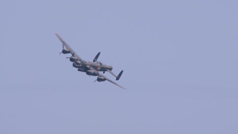 Avro-Lancaster-Bombardero-Pesado-De-La-Segunda-Guerra-Mundial-Volando-En-Cámara-Lenta-Durante-El-Día