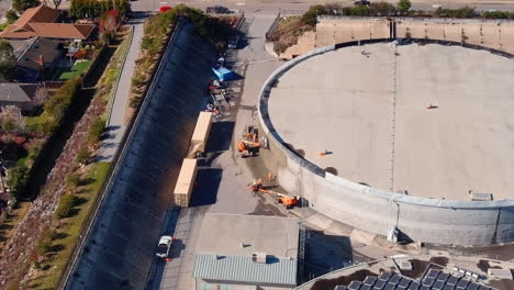 Bauarbeiter-Arbeiten-Am-Bay-Street-Reservoir-Während-Des-Mauerersatzprojekts-In-Santa-Cruz,-Kalifornien