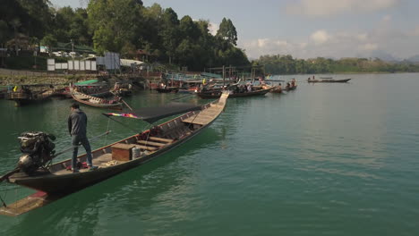 Luftaufnahme-Eines-Traditionellen-Langheckboots-Und-Eines-Männchens-Am-Ruder-In-Einer-Exotischen-Tropischen-Lagune-In-Der-Thailändischen-Landschaft