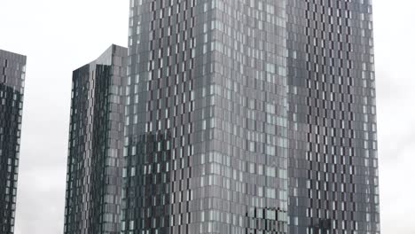 Nahaufnahme-Der-Luftaufnahme-über-Deansgate-Manchester-Hohe-Moderne-Glasfenster-Wolkenkratzer-Bürogebäude