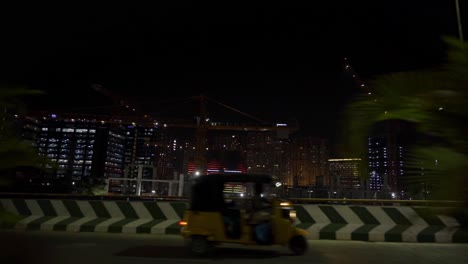 Blick-Auf-Die-Skyline-Gebäude-In-New-Hyderabad-HiTech-City-Aus-Dem-Mit-Nachtlicht-Beleuchteten-Autofenster