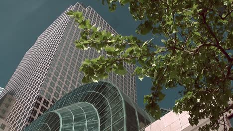 Blick-Auf-Den-Büroturm-In-Der-Innenstadt-Von-New-York-Vor-Blauem-Himmel