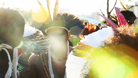 Ureinwohner-Protestieren-Mit-Bunten-Kopfbedeckungen-Gegen-Die-Abgrenzung-Des-Amazonas