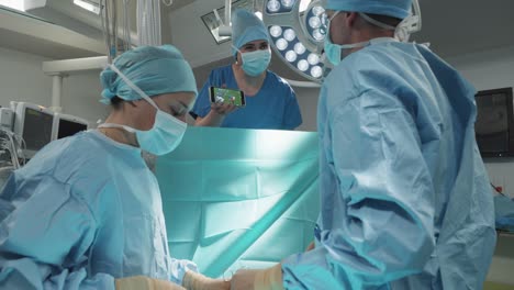 Professionelle-Chirurgen-Und-Assistenten,-Die-Im-Modernen-Operationssaal-Des-Krankenhauses-Arbeiten