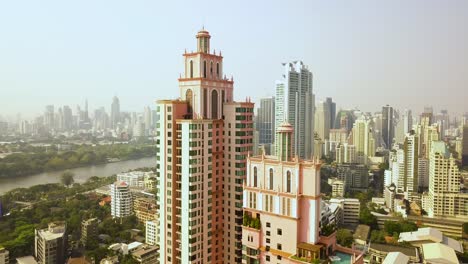 Filmische-Luftaufnahme-Der-Wolkenkratzer-In-Der-Innenstadt-Von-Bangkok-Und-Der-Uferpromenade-Am-Fluss-Chao-Phraya