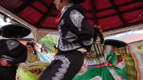 Toma-En-Cámara-Lenta-De-Bailes-Coordinados-Al-Estilo-Tradicional-En-México