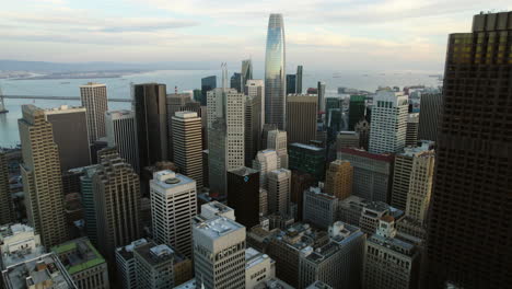 Aerial-view-tilting-over-skyscrapers,-in-sunny-San-Francisco,-California,-USA