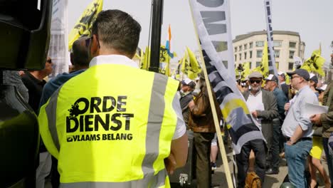 Servicio-De-Seguridad-Privada-Del-Partido-De-Extrema-Derecha-Flamenco-Vlaams-Belang-Durante-Una-Manifestación-De-Protesta-En-Bruselas,-Bélgica