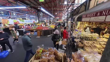 Crowded-market-in-Melbourne-during-lockdown,-face-masks-and-shoppers