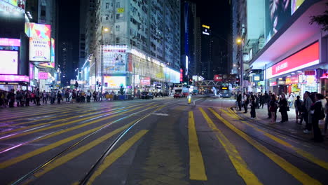 Gente-Cruzando-El-Carril-Peatonal-En-Hong-Kong-Antes-De-Que-Los-Autobuses-Salgan-Por-La-Noche---Timelapse