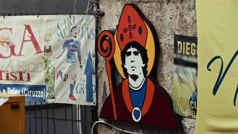Mural-De-Maradona,-Barrio-Español,-Nápoles,-Italia