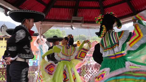 Zeitlupenaufnahme-Eines-Traditionellen-Tanzes-In-Hidalgo,-Mexiko