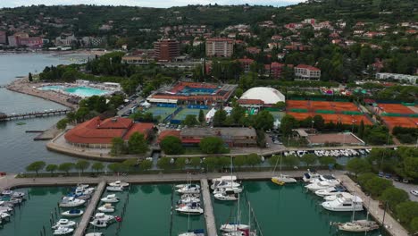 Drohnenantenne,-Langsame,-Nach-Links-Rotierende-Flugansicht-Von-Portoroz-Vor-Dem-ATP-Challenger-Slowenien-Open-Tennis