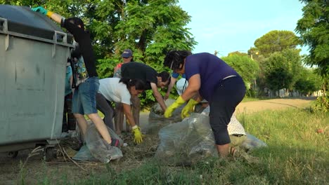 Ein-Team-Von-Aktivisten-Sammelt-Gras-Von-Der-Mülldeponie