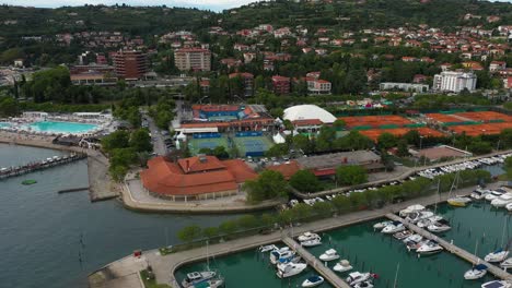 Drohnenantenne-Links-Rotierende-Flugansicht-Von-Portoroz-Vor-Dem-ATP-Challenger-Slowenien-Open-Tennis