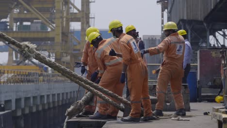 Los-Trabajadores-Portuarios-Juntando-La-Línea-De-Amarre-En-El-Puerto-De-Paradip,-Odisha,-India