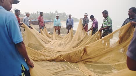Einheimische-Arbeiten-Mit-Traditionellen-Fischernetzen,-Kappil-Beach,-Varkala,-Indien