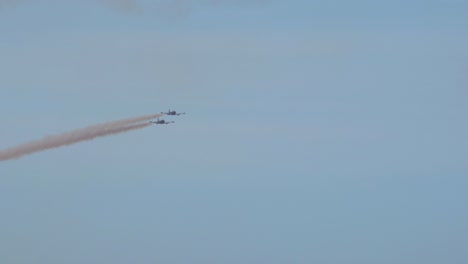 Ampliar-La-Toma-De-Dos-Strikemasters-De-Bac-Volando-Sobre-El-Mar-Durante-Una-Exhibición-Aérea-En-Bournemouth,-Inglaterra.