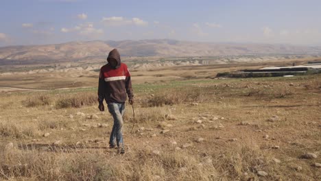 Israel-man-walking-in-the-dry-desert