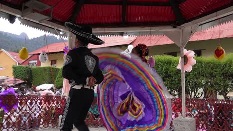 Zeitlupenaufnahme-Eines-Traditionellen-Tanzes-In-Mineral-Del-Chico-Hidalgo,-Mexiko