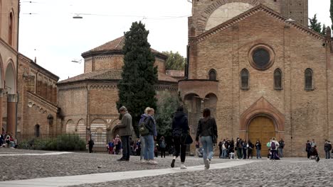 Touristen,-Die-über-Die-Piazza-Santo-Stefano-In-Richtung-Der-Basilika-Von-Santo-Stefano-Im-Hintergrund-In-Bologna-Laufen