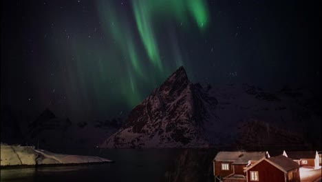 Aurora-Boreal-En-Tiempo-Real-Sobre-Lofoten,-Noruega