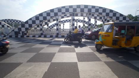 Moving-traffic-at-Napier-Bridge-transformed-into-a-chessboard,-Chennai