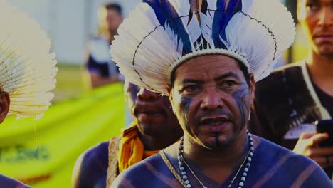 Nahaufnahme-Eines-Indigenen-Kämpfers,-Der-Gegen-Die-Abgrenzung-Des-Amazonas-Protestiert