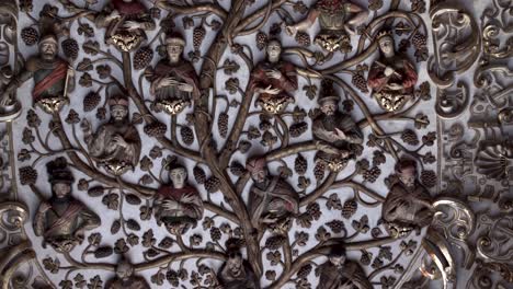 Detail-Einer-Dreiteiligen-Porzellanskulptur-Mit-Heiligen,-Jungfrauen-Und-Engeln-In-Der-Katholischen-Kathedrale-Der-Stadt,-Aufsteigende-Enthüllungsaufnahme