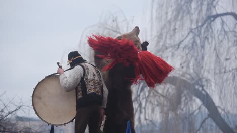 Extrañas-Celebraciones-De-Año-Nuevo-En-El-Festival-De-Baile-Del-Oso-En-Rumania,-Comanesti