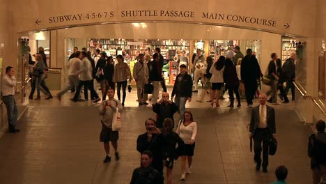 Turistas-Que-Pasan-Por-La-Terminal-Grand-Central-De-La-Ciudad-De-Nueva-York-En-Midtown-Manhattan