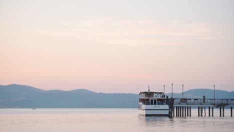 Panoramic-view-of-a-moored-boat-on-Lake-Bracciano,-Italy,-at-dusk