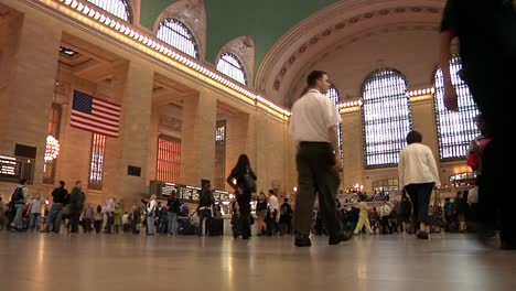 Rush-hour-inside-New-York-City-Grand-Central-Terminal