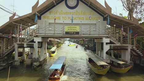 Luftaufnahme-Des-Eingangs-Zum-Berühmten-Traditionellen-Schwimmenden-Markt-In-Der-Nähe-Von-Bangkok,-Thailand