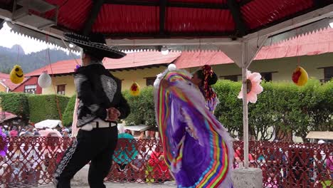 Zeitlupenaufnahme-Eines-Traditionellen-Tanzes-In-Mineral-Del-Chico