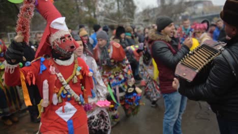 Menschen,-Die-Auf-Der-Straße-Das-Jährliche-Rumänische-Bärenfest-Feiern-–-Mittlere-Aufnahme