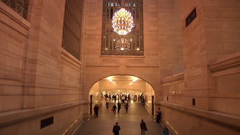 Una-Lámpara-De-Araña-Beux-Arts-Con-Forma-De-Melón-Ilumina-La-Rampa-Dentro-De-La-Terminal-Grand-Central-En-Manhattan