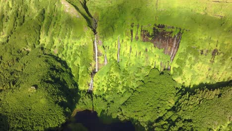 Waterfall-Poço-Ribeira-do-Ferreiro-at-Flores-island-in-bright-sunlight,-aerial