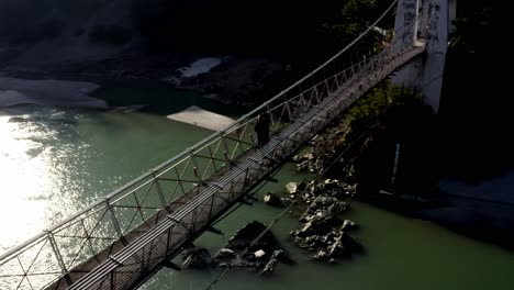 Luftbild-Drohnenkamera,-Filmische-Aufnahme-Von-Chopta-Utrakhand,-Viele-Männer-Und-Paare,-Die-Auf-Der-Brücke-Laufen
